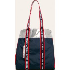 Tommy Jeans - Torebka. Niebieskie torby damskie na zakupy Tommy Jeans, z aplikacjami, z poliesteru, na ramię, duże, z aplikacjami. Za 449,90 zł.