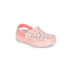 Chodaki Crocs CROCBAND SEASONAL GRAPHIC CLOG. Różowe klapki damskie Crocs, bez wzorów, bez obcasa. W wyprzedaży za 175,20 zł.