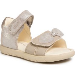 Sandały GEOX - B S.Alul G. B B021YB 0MABC C5000 S Beige. Szare sandały dziewczęce Geox, ze skóry ekologicznej, bez zapięcia. W wyprzedaży za 209,00 zł.