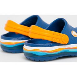 Crocs - Klapki dziecięce. Niebieskie sandały chłopięce Crocs, z gumy, z okrągłym noskiem, bez zapięcia. W wyprzedaży za 129,90 zł.