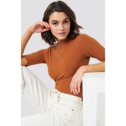 NA-KD Ribbed High Neck Top - Orange. Pomarańczowe topy damskie NA-KD, bez wzorów, prążkowane, bez kołnierzyka. Za 100,95 zł.