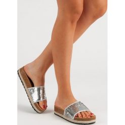 SREBRNE KLAPKI Z CEKINAMI. Szare klapki damskie KYLIE, bez wzorów, bez obcasa. Za 79,90 zł.