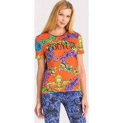 T-SHIRT VERSACE JEANS COUTURE. Pomarańczowe t-shirty damskie Versace Jeans Couture, z nadrukiem, z bawełny, z okrągłym kołnierzem. Za 472,45 zł.