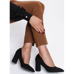 Czarne Czółenka Lexington. Czarne czółenka damskie Renee, w geometryczne wzory, na wysokim obcasie. Za 89,99 zł.