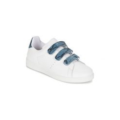 Buty Yurban ETOUNATE. Białe trampki i tenisówki damskie Yurban, bez wzorów, bez zapięcia. Za 185,40 zł.