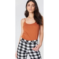 NA-KD Basic Top na ramiączkach basic - Orange. Pomarańczowe topy damskie marki NA-KD Basic, bez wzorów, z bawełny, bez kołnierzyka. Za 23,95 zł.