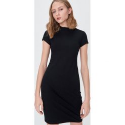 Dopasowana sukienka mini - Czarny. Czarne sukienki damskie Sinsay, s, bez wzorów, bez kołnierzyka, bez rękawów, mini, dopasowane. Za 39,99 zł.