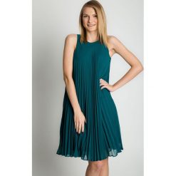 Zielona plisowana sukienka BIALCON. Zielone sukienki damskie marki BIALCON, na sylwestra, bez wzorów, z tkaniny, eleganckie, bez kołnierzyka, bez rękawów, w kształcie a. W wyprzedaży za 279,00 zł.