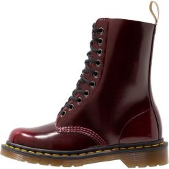 Dr. Martens VEGAN 1490 10 EYE Botki sznurowane cherry red/cambridge brush. Czerwone botki damskie skórzane marki Dr. Martens, na sznurówki. Za 759,00 zł.