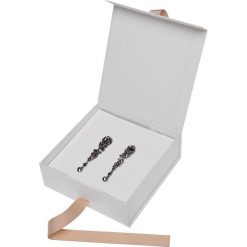 ELEGANCKIE KOLCZYKI. Szare kolczyki damskie marki Top Secret. W wyprzedaży za 29,99 zł.