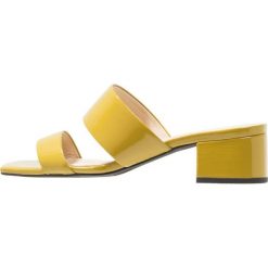 Intentionally Blank SCAMP Klapki mustard. Żółte crocsy damskie Intentionally Blank, z materiału. W wyprzedaży za 591,20 zł.
