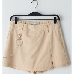 Spódnico spodnie high waist z łańcuchem - Beżowy. Brązowe spodnie damskie Cropp, bez wzorów, z podwyższonym stanem. W wyprzedaży za 55,99 zł.