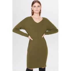 Swetrowa midi sukienka - Khaki. Brązowe sukienki damskie Mohito, s, bez wzorów, bez kołnierzyka, bez rękawów, midi. W wyprzedaży za 59,99 zł.