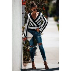 Sweter VALARA. Czarne bluzki damskie Sweter VALARA, s, bez wzorów, bez kołnierzyka, bez rękawów. W wyprzedaży za 59,00 zł.