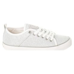 Sneakersy w kolorze białym. Białe trampki męskie Guess, na sznurówki. W wyprzedaży za 279,95 zł.