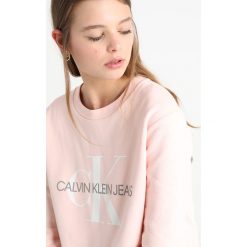 Calvin Klein Jeans MONOGRAM LOGO Bluza chintz rose. Czerwone bluzy damskie Calvin Klein Jeans, m, bez wzorów, z bawełny, bez rękawów, bez kaptura. Za 449,00 zł.