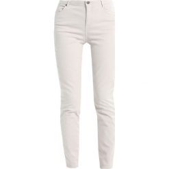 NAF NAF FOUSY Jeansy Slim Fit ficelle. Brązowe boyfriendy damskie NAF NAF. Za 219,00 zł.