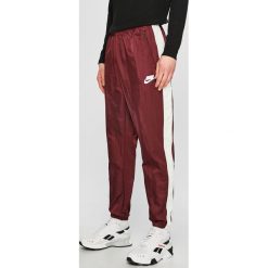 Nike Sportswear - Spodnie. Brązowe spodnie męskie Nike Sportswear, xl, bez wzorów, z poliesteru. W wyprzedaży za 179,90 zł.