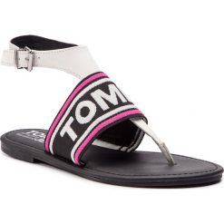 Sandały TOMMY JEANS - Pop Webbing Flat Tongue Sandal EN0EN00463 White 100. Białe klapki damskie Tommy Jeans, bez wzorów, z jeansu, bez obcasa, na obcasie. W wyprzedaży za 249,00 zł.