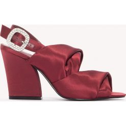 NA-KD Shoes Sandały peep toe na obcasie - Red. Czerwone sandały damskie NA-KD Shoes, w paski, z satyny, z otwartym noskiem, bez obcasa, na obcasie, z paskami. W wyprzedaży za 54,58 zł.