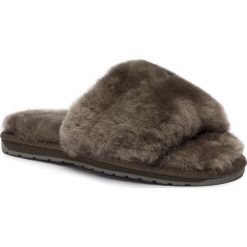 Kapcie EMU AUSTRALIA - Myna 2.0 W12023 Dark Olive. Zielone klapki damskie EMU Australia, bez wzorów, ze skóry, bez obcasa. W wyprzedaży za 199,00 zł.