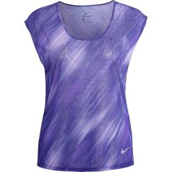 Nike Performance BREATHE COOL PRINTED Tshirt z nadrukiem binary blue/reflective silver. Niebieskie t-shirty damskie marki Nike Performance, s, z nadrukiem, z materiału. W wyprzedaży za 125,30 zł.