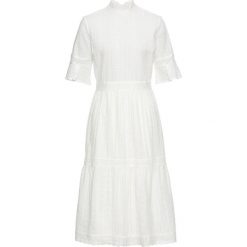 Sukienka koronkowa bonprix biały. Białe sukienki damskie bonprix, bez wzorów, z koronki, eleganckie, ze stójką, bez rękawów. Za 79,99 zł.