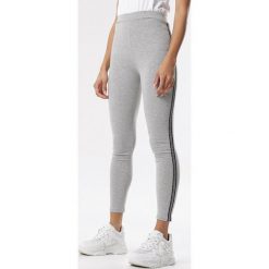 Jasnoszare Legginsy Aeleomisa. Szare legginsy damskie Born2be, s, bez wzorów. W wyprzedaży za 39,99 zł.