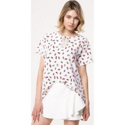 Biała Bluzka Agro. Białe bluzki damskie Born2be, xl, z aplikacjami, klasyczne, bez kołnierzyka, z krótkim rękawem. Za 29,99 zł.