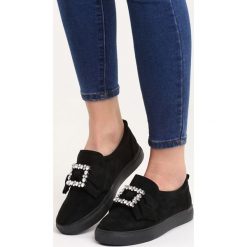 Czarne Slip On Bewildered. Czarne trampki damskie slip on Born2be, z materiału. Za 79,99 zł.