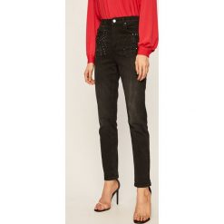 Guess Jeans - Jeansy The It Girl Skinny. Czarne jeansy damskie Guess Jeans, z aplikacjami, z elastanu, z podwyższonym stanem. W wyprzedaży za 269,90 zł.