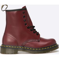 Dr Martens - Buty Cherry. Czerwone botki damskie na obcasie marki Dr. Martens, z materiału, z okrągłym noskiem, na sznurówki. W wyprzedaży za 499,90 zł.