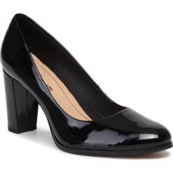 Półbuty CLARKS - Kaylin Cara 261467464 Black Pat. Czarne półbuty damskie Clarks, bez wzorów, ze skóry, eleganckie, bez obcasa, na obcasie, bez zapięcia. W wyprzedaży za 259,00 zł.