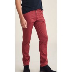 Spodnie w kolorze bordowym. Czerwone spodnie męskie TATUUM, na co dzień, m, w paski. W wyprzedaży za 129,95 zł.
