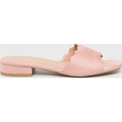 Answear - Klapki R and Be. Pomarańczowe klapki damskie ANSWEAR, bez wzorów, z materiału, bez obcasa, na obcasie. W wyprzedaży za 49,90 zł.