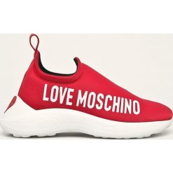 Love Moschino - Buty. Czerwone buty sportowe damskie Love Moschino, bez wzorów, ze skóry, sportowe. W wyprzedaży za 469,90 zł.