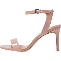 Steve Madden FAITH Sandały na obcasie dark blush. Różowe rzymianki damskie Steve Madden, z materiału, na obcasie. Za 379,00 zł.
