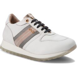Sneakersy JOOP! - Hanna 4140004210 White 100. Białe półbuty damskie JOOP!, bez wzorów, ze skóry, bez obcasa, na płaskiej podeszwie, bez zapięcia. W wyprzedaży za 479,00 zł.