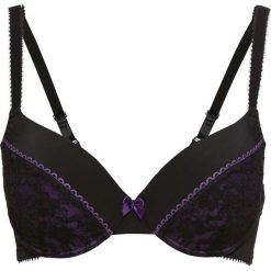 Biustonosz usztywniany bonprix czarno-lila. Czarne biustonosze bardotka bonprix, w koronkowe wzory, z koronki. Za 59,99 zł.