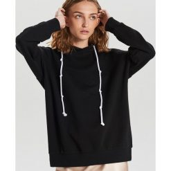 Długa bluza z kapturem - Czarny. Czarne bluzy damskie Cropp, s, bez wzorów, z długim rękawem, długie, z kapturem. Za 89,99 zł.