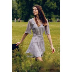 Sukienka koktajlowa CITY GIRL - szara w kropki. Szare sukienki damskie Pakamera, bez wzorów, bez kołnierzyka, z długim rękawem, długie, maxi. Za 200,00 zł.