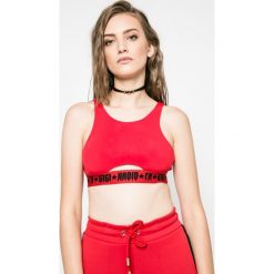 Tommy Hilfiger - Top Gigi Hadid. Szare topy sportowe damskie TOMMY HILFIGER, s, z elastanu, z okrągłym kołnierzem. W wyprzedaży za 199,90 zł.