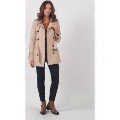 Trencz "Bogart" w kolorze beżowym. Brązowe płaszcze damskie Chattawak, w paski, z tkaniny, klasyczne. W wyprzedaży za 259,95 zł.