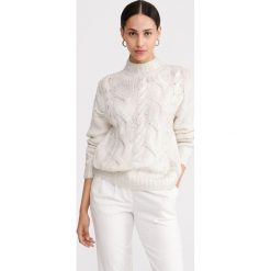 Sweter z połyskiem - Kremowy. Białe swetry damskie Reserved, m, bez wzorów, bez rękawów, bez kaptura. W wyprzedaży za 49,99 zł.