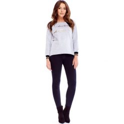 Bawełniana bluza z napisami na biuście szary. Szare bluzy damskie N/A, l, z napisami, z elastanu, bez rękawów, bez kaptura. Za 113,80 zł.