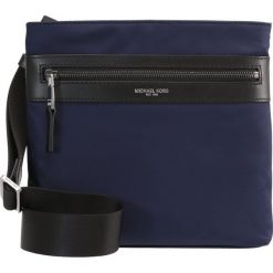 Michael Kors FLAT CROSSBODY Torba na ramię indigo. Niebieskie torby męskie na ramię marki Michael Kors. W wyprzedaży za 377,30 zł.
