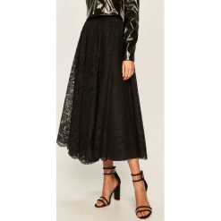 Red Valentino - Spódnica. Czarne spódniczki damskie Red Valentino, w koronkowe wzory, z poliesteru, z podwyższonym stanem, midi, rozkloszowane. W wyprzedaży za 1599,00 zł.