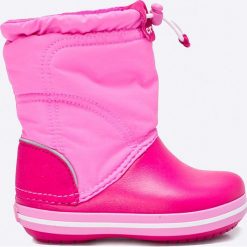 Crocs - Śniegowce dziecięce. Różowe śniegowce dziewczęce Crocs, z okrągłym noskiem, bez zapięcia. W wyprzedaży za 119,90 zł.