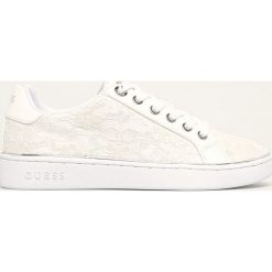 Guess Jeans - Buty. Białe buty sportowe damskie Guess Jeans, z jeansu. W wyprzedaży za 279,90 zł.