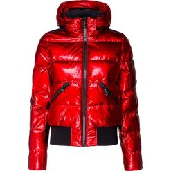 Kurtka narciarska GOLDBERGH AURA. Czerwone kurtki damskie Goldbergh, bez wzorów, z dzianiny, bez kaptura, narciarskie. Za 2640,00 zł.